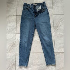 Levi’s High Waisted Light Wash Mom Jeans PC9-26986-0026